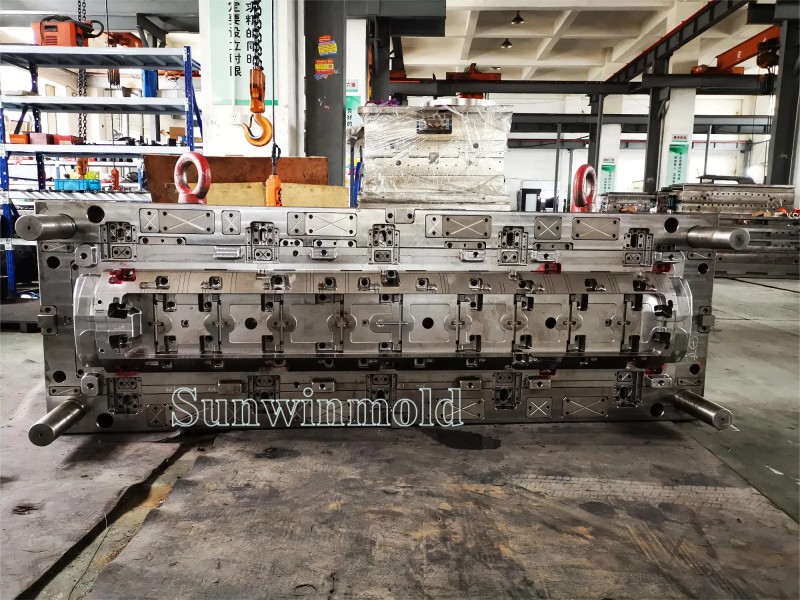 汽車外飾件模具1